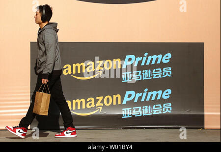 Ein chinesischer Mann hinter einem neu Amazon Prime Showroom in Downtown Beijing am 22. November 2016 geöffnet. Amazon Prime investiert stark in die massiven Mittelschicht die Kaufkraft, durch internationale Shopping Dienstleistungen an Verbraucher in China. Die beliebtesten Produkte für chinesische Konsumenten sind, Bekleidung, Schuhe, Spielzeug, Haus, Küche und Schönheit Produkte, laut Amazon. Foto von Stephen Rasierer/UPI Stockfoto