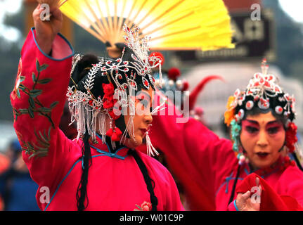 Chinesische durchführen, traditionelle Tänze und spielt während einer Veranstaltung der Beginn des chinesischen neuen Jahres zu feiern - das Jahr des Hahns - Ditan Park in Peking am 28. Januar 2017. Millionen von Chinesen vorangegangen zu Tempeln und Parks Messen für ein vielversprechender Start in das Neue Jahr zu wünschen, auch als das Frühlingsfest. Foto von Stephen Rasierer/UPI Stockfoto