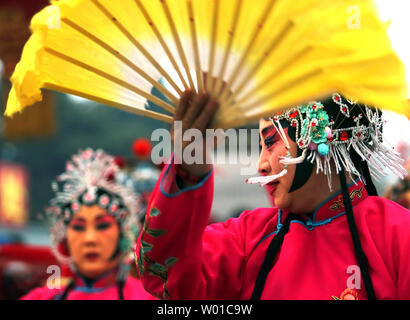 Chinesische durchführen, traditionelle Tänze und spielt während einer Veranstaltung der Beginn des chinesischen neuen Jahres zu feiern - das Jahr des Hahns - Ditan Park in Peking am 28. Januar 2017. Millionen von Chinesen vorangegangen zu Tempeln und Parks Messen für ein vielversprechender Start in das Neue Jahr zu wünschen, auch als das Frühlingsfest. Foto von Stephen Rasierer/UPI Stockfoto