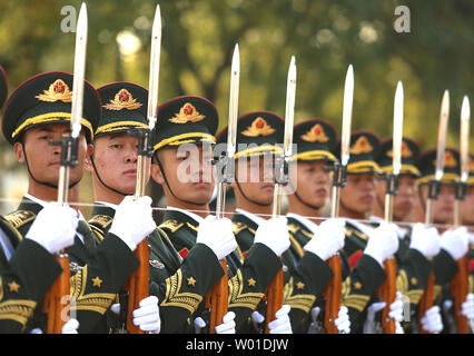 Chinesische Soldaten bereiten militärische Ehrengarde Aufgaben für eine Begrüßungszeremonie in der Großen Halle des Volkes in Peking am 1. November 2017 durchzuführen. Der chinesische Präsident Xi Jinping hat versprochen, eine Welt zu errichten - Klasse Armee" von 2050. Foto von Stephen Rasierer/UPI Stockfoto