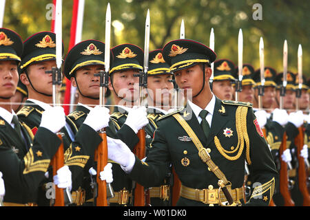 Chinesische Soldaten bereiten militärische Ehrengarde Aufgaben für eine Begrüßungszeremonie in der Großen Halle des Volkes in Peking am 1. November 2017 durchzuführen. Der chinesische Präsident Xi Jinping hat versprochen, eine Welt zu errichten - Klasse Armee" von 2050. Foto von Stephen Rasierer/UPI Stockfoto