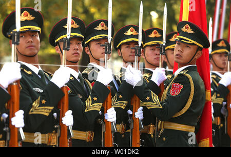 Chinesische Soldaten bereiten militärische Ehrengarde Aufgaben für eine Begrüßungszeremonie in der Großen Halle des Volkes in Peking am 1. November 2017 durchzuführen. Der chinesische Präsident Xi Jinping hat versprochen, eine Welt zu errichten - Klasse Armee" von 2050. Foto von Stephen Rasierer/UPI Stockfoto