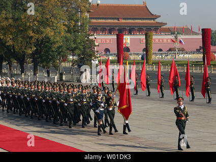 Chinesische Soldaten führen militärische Ehrengarde Aufgaben für eine Begrüßungszeremonie in der Großen Halle des Volkes in Peking am 1. November 2017. Der chinesische Präsident Xi Jinping hat versprochen, eine Welt zu errichten - Klasse Armee" von 2050. Foto von Stephen Rasierer/UPI Stockfoto