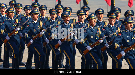 Chinesische Soldaten führen militärische Ehrengarde Aufgaben für eine Begrüßungszeremonie in der Großen Halle des Volkes in Peking am 1. November 2017. Der chinesische Präsident Xi Jinping hat versprochen, eine Welt zu errichten - Klasse Armee" von 2050. Foto von Stephen Rasierer/UPI Stockfoto