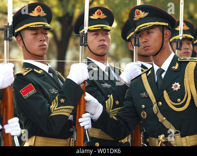 Chinesische Soldaten bereiten militärische Ehrengarde Aufgaben für eine Begrüßungszeremonie in der Großen Halle des Volkes in Peking am 1. November 2017 durchzuführen. Der chinesische Präsident Xi Jinping hat versprochen, eine Welt zu errichten - Klasse Armee" von 2050. Foto von Stephen Rasierer/UPI Stockfoto