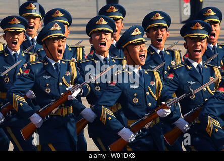 Chinesische Soldaten führen militärische Ehrengarde Aufgaben für eine Begrüßungszeremonie in der Großen Halle des Volkes in Peking am 1. November 2017. Der chinesische Präsident Xi Jinping hat versprochen, eine Welt zu errichten - Klasse Armee" von 2050. Foto von Stephen Rasierer/UPI Stockfoto