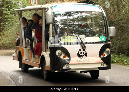 Chinesische fahren mit dem Shuttle durch den Panda Forschungsbasis in Chengdu, Provinz Sichuan, China am 20. November 2017. In Chinas bergige Provinz Sichuan, ein Netzwerk von Forschungszentren, Naturschutzgebiete, Zucht- und Wildschutzgebiete geschaffen, den gefährdeten und den empfindlichen Panda zu unterstützen. Foto von Stephen Rasierer/UPI Stockfoto