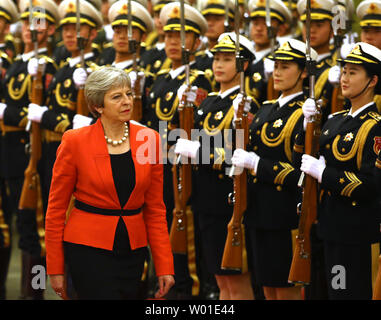 Der britische Premierminister Theresa May prüft eine militärische Ehrengarde während der Begrüßungszeremonie in der Großen Halle des Volkes in Peking am 31. Januar 2018. Mai erklärte China zu stoppen Auspeitschen nachgeahmter Waren und Dumping aus Stahl, wie sie eine Gamasche mit Peking zu Beginn des Handels besuchen Sie riskiert. Foto von Stephen Rasierer/UPI Stockfoto