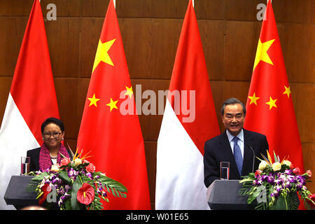 Indonesische Außenminister Retno Marsudi (L) und der chinesische Außenminister Wang Yi halten eine gemeinsame Pressekonferenz in Peking am 9. Februar 2018. Marsudi met mit Wang zur Verbesserung des Handels, militärische und diplomatische Beziehungen. Foto von Stephen Rasierer/UPI Stockfoto
