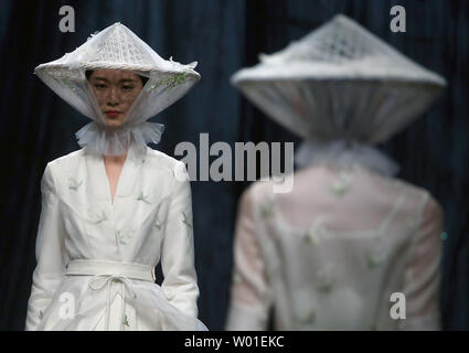 Modelle tragen Kleidung von Designer Xiong Ying während der jährlichen China Fashion Week in Peking am 1. April 2018. Eine zunehmende Zahl von chinesischen Modeschöpfer sind internationale Anerkennung für ihre Kreativität und Moderne. Foto von Stephen Rasierer/UPI Stockfoto