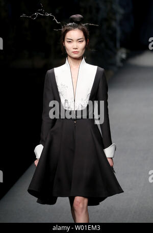 Modelle tragen Kleidung von Designer Xiong Ying während der jährlichen China Fashion Week in Peking am 1. April 2018. Eine zunehmende Zahl von chinesischen Modeschöpfer sind internationale Anerkennung für ihre Kreativität und Moderne. Foto von Stephen Rasierer/UPI Stockfoto