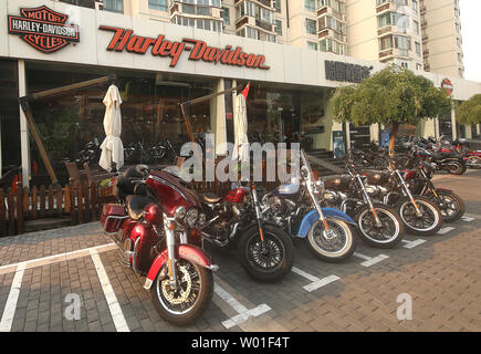 Amerikanischen Harley-Davidson Motorräder sind außerhalb eines Full-Service-Harley Showroom, Garage, Bekleidung Shop und Café in Peking am 27. Juni 2018 abgestellt. China, wie die Europäische Union (EU), hat mitgeteilt, dass sie die USA mit Tarifen am schlagen US-Präsident Donald Trump, wo es wehtut - speziell Harley-Davidson, Kentucky Bourbon und Sojabohnen ausgerichtet. Foto von Stephen Rasierer/UPI Stockfoto