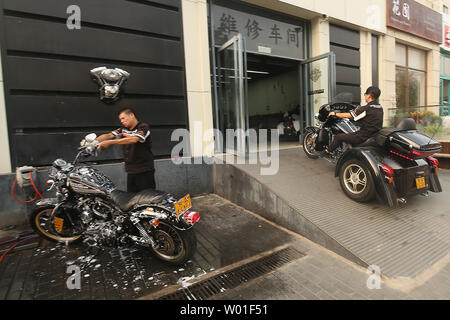 Chinesische Harley-Davidson Mechaniker arbeiten am Amerikanischen Harley-Davidson Motorräder zu einem Full-service-Harley Showroom und Garage in Peking am 27. Juni 2018. China, wie die Europäische Union (EU), hat mitgeteilt, dass sie die USA mit Tarifen am schlagen US-Präsident Donald Trump, wo es wehtut - speziell Harley-Davidson, Kentucky Bourbon und Sojabohnen ausgerichtet. Foto von Stephen Rasierer/UPI Stockfoto