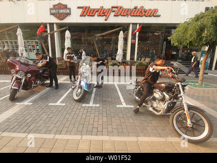 Chinesische Harley-Davidson Mechaniker arbeiten am Amerikanischen Harley-Davidson Motorräder zu einem Full-service-Harley Showroom und Garage in Peking am 27. Juni 2018. China, wie die Europäische Union (EU), hat mitgeteilt, dass sie die USA mit Tarifen am schlagen US-Präsident Donald Trump, wo es wehtut - speziell Harley-Davidson, Kentucky Bourbon und Sojabohnen ausgerichtet. Foto von Stephen Rasierer/UPI Stockfoto