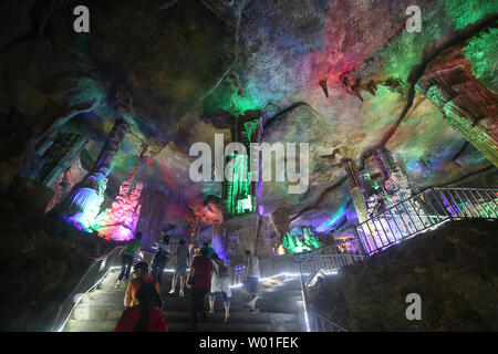Chinesische Touristen besuchen Sie das Great Rift Valley Mount Tai, Provinz Shandong, am 23. August 2018. Auf einer Fläche von 1,28 Millionen Quadratmetern, die 6.000 Meter ungerade lange Karsthöhle ist ungefähr 500 Millionen Jahren. Foto von Stephen Rasierer/UPI Stockfoto