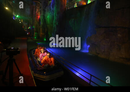 Chinesische Touristen besuchen Sie das Great Rift Valley Mount Tai, Provinz Shandong, am 23. August 2018. Auf einer Fläche von 1,28 Millionen Quadratmetern, die 6.000 Meter ungerade lange Karsthöhle ist ungefähr 500 Millionen Jahren. Foto von Stephen Rasierer/UPI Stockfoto