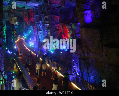 Chinesische Touristen besuchen Sie das Great Rift Valley Mount Tai, Provinz Shandong, am 23. August 2018. Auf einer Fläche von 1,28 Millionen Quadratmetern, die 6.000 Meter ungerade lange Karsthöhle ist ungefähr 500 Millionen Jahren. Foto von Stephen Rasierer/UPI Stockfoto