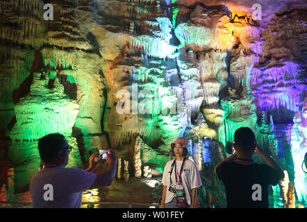 Chinesische Touristen besuchen Sie das Great Rift Valley Mount Tai, Provinz Shandong, am 23. August 2018. Auf einer Fläche von 1,28 Millionen Quadratmetern, die 6.000 Meter ungerade lange Karsthöhle ist ungefähr 500 Millionen Jahren. Foto von Stephen Rasierer/UPI Stockfoto
