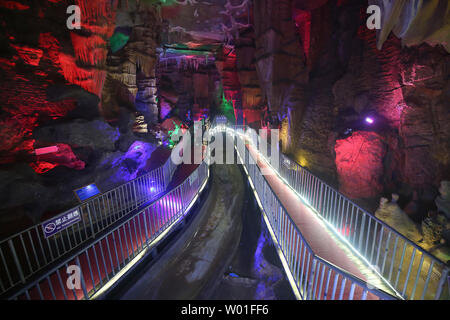 Chinesische Touristen besuchen Sie das Great Rift Valley Mount Tai, Provinz Shandong, am 23. August 2018. Auf einer Fläche von 1,28 Millionen Quadratmetern, die 6.000 Meter ungerade lange Karsthöhle ist ungefähr 500 Millionen Jahren. Foto von Stephen Rasierer/UPI Stockfoto