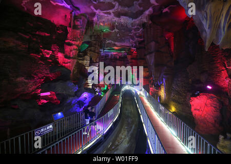 Chinesische Touristen besuchen Sie das Great Rift Valley Mount Tai, Provinz Shandong, am 23. August 2018. Auf einer Fläche von 1,28 Millionen Quadratmetern, die 6.000 Meter ungerade lange Karsthöhle ist ungefähr 500 Millionen Jahren. Foto von Stephen Rasierer/UPI Stockfoto