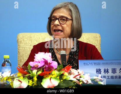 Die Internationale Arbeitsorganisation (ILO) Stellvertretender Generaldirektor Deborah Greenfield spricht auf einer gemeinsamen Pressekonferenz auf der Dritten '1+6' Roundtable in Peking am 6. November 2018. Die Gruppe, die sich für die "Verbesserung der Global Economic Governance, die auf den Prinzipien der Konsultation, Zusammenarbeit und Nutzen für alle beruht." Die Gruppe auch die Besorgnis des Handelsprotektionismus. Foto von Stephen Rasierer/UPI Stockfoto