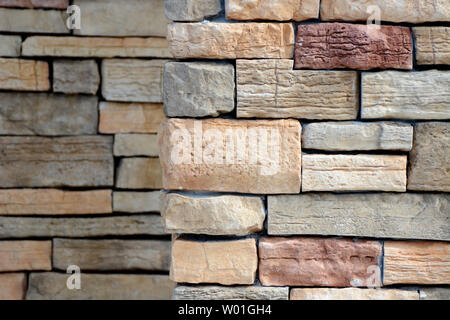 Es ist eine schöne Wand von rustikalen Ziegel mit verschiedenen Texturen und Farben Stockfoto