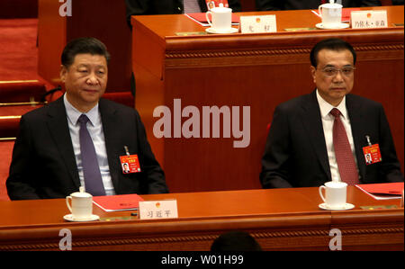 Der chinesische Präsident Xi Jinping (L) und Ministerpräsident Li Keqiang nehmen an der Abschlussfeier der 13. Nationalen Volkskongresses in der Großen Halle des Volkes in Peking am 15. März 2019. Chinas Spitzenpolitiker und Delegierte auf verschiedene Gesetze während der Jahrestagung der chinesischen Gesetzgebung gestimmt. Foto von Stephen Rasierer/UPI Stockfoto