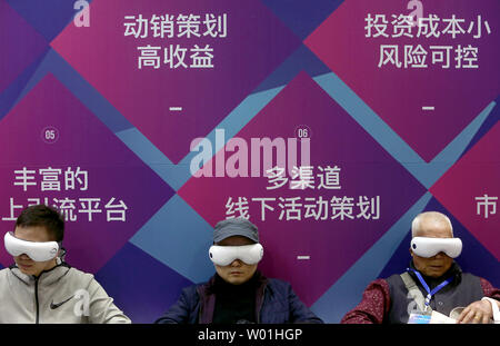 Potenzielle Käufer versuchen, auf therapeutische Visiere für Bulk Verkauf während der 2. Internationalen Electronic Commerce Expo in Wuhan, Provinz Zhejiang, am 12. April 2019. In weniger als einem Jahrzehnt hat sich China als weltweit führendes Unternehmen im Bereich e-commerce entstanden: heute seinen Anteil beträgt 42 Prozent. China ist die Heimat von 730 Millionen Internet-Nutzer, es entfallen 40 Prozent des Global Retail e-Commerce und Mobile Payment Markt 11 ist mal die Größe des US-Marktes nach einem Bericht von McKinsey Global Institute. Foto von Stephen Rasierer/UPI Stockfoto