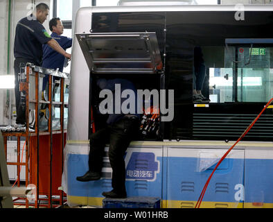 Chinas Foton AUV elektrische Busse sind auf einem Fließband in ihrem Werk in der Nähe von Peking am 24. April 2019 gebaut. Foton AUV Bus rein elektrische Busse, Hybride Busse und LNG-Busse helfen Chinas Hauptstadt seine notorisch ungesunde Luftverschmutzung mit knapp 10.000, die in der Stadt zu reduzieren. Foto von Stephen Rasierer/UPI Stockfoto