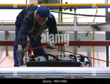 Chinas Foton AUV elektrische Busse sind auf einem Fließband in ihrem Werk in der Nähe von Peking am 24. April 2019 gebaut. Foton AUV Bus rein elektrische Busse, Hybride Busse und LNG-Busse helfen Chinas Hauptstadt seine notorisch ungesunde Luftverschmutzung mit knapp 10.000, die in der Stadt zu reduzieren. Foto von Stephen Rasierer/UPI Stockfoto