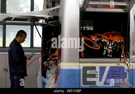 Chinas Foton AUV elektrische Busse sind auf einem Fließband in ihrem Werk in der Nähe von Peking am 24. April 2019 gebaut. Foton AUV Bus rein elektrische Busse, Hybride Busse und LNG-Busse helfen Chinas Hauptstadt seine notorisch ungesunde Luftverschmutzung mit knapp 10.000, die in der Stadt zu reduzieren. Foto von Stephen Rasierer/UPI Stockfoto