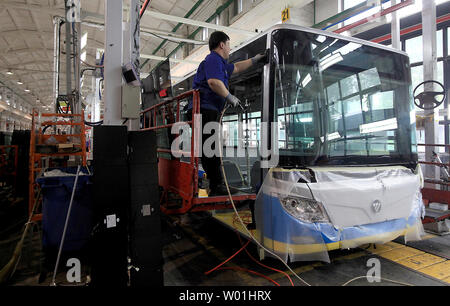 Chinas Foton AUV elektrische Busse sind auf einem Fließband in ihrem Werk in der Nähe von Peking am 24. April 2019 gebaut. Foton AUV Bus rein elektrische Busse, Hybride Busse und LNG-Busse helfen Chinas Hauptstadt seine notorisch ungesunde Luftverschmutzung mit knapp 10.000, die in der Stadt zu reduzieren. Foto von Stephen Rasierer/UPI Stockfoto