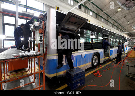 Chinas Foton AUV elektrische Busse sind auf einem Fließband in ihrem Werk in der Nähe von Peking am 24. April 2019 gebaut. Foton AUV Bus rein elektrische Busse, Hybride Busse und LNG-Busse helfen Chinas Hauptstadt seine notorisch ungesunde Luftverschmutzung mit knapp 10.000, die in der Stadt zu reduzieren. Foto von Stephen Rasierer/UPI Stockfoto