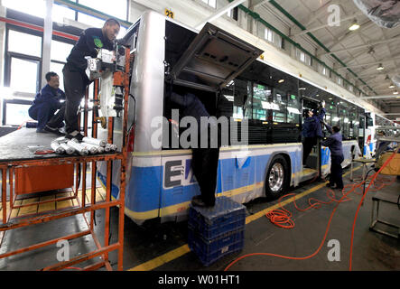 Chinas Foton AUV elektrische Busse sind auf einem Fließband in ihrem Werk in der Nähe von Peking am 24. April 2019 gebaut. Foton AUV Bus rein elektrische Busse, Hybride Busse und LNG-Busse helfen Chinas Hauptstadt seine notorisch ungesunde Luftverschmutzung mit knapp 10.000, die in der Stadt zu reduzieren. Foto von Stephen Rasierer/UPI Stockfoto