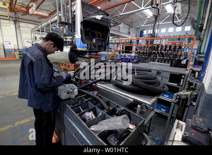 Chinas Foton AUV elektrische Busse sind auf einem Fließband in ihrem Werk in der Nähe von Peking am 24. April 2019 gebaut. Foton AUV Bus rein elektrische Busse, Hybride Busse und LNG-Busse helfen Chinas Hauptstadt seine notorisch ungesunde Luftverschmutzung mit knapp 10.000, die in der Stadt zu reduzieren. Foto von Stephen Rasierer/UPI Stockfoto