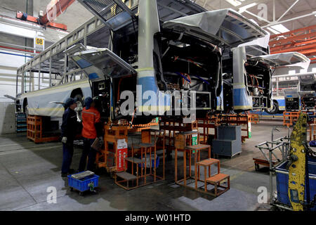 Chinas Foton AUV elektrische Busse sind auf einem Fließband in ihrem Werk in der Nähe von Peking am 24. April 2019 gebaut. Foton AUV Bus rein elektrische Busse, Hybride Busse und LNG-Busse helfen Chinas Hauptstadt seine notorisch ungesunde Luftverschmutzung mit knapp 10.000, die in der Stadt zu reduzieren. Foto von Stephen Rasierer/UPI Stockfoto