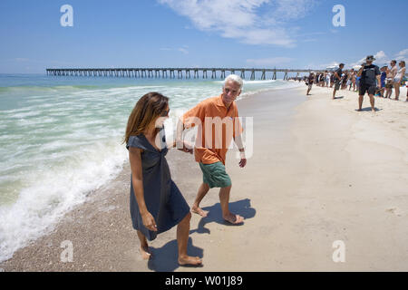 Florida Gouverneur Charlie Crist und seine Frau Carol melden Sie mehrere hundert Menschen, wie sie Pensacola Beach für die Hände über dem Sand Protest in Pensacola Beach, Florida am 26. Juni 2010. Hände über den Sand ist offshore Öl bohren zu protestieren. UPI/Mark Wallheiser Stockfoto