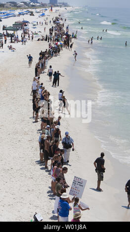 Florida Gouverneur Charlie Crist und seine Frau Carol schlossen sich mehrere hundert Menschen, wie sie Pensacola Beach für die Hände über dem Sand Protest in Pensacola Beach, Florida am 26. Juni 2010. Hände über den Sand ist offshore Öl bohren zu protestieren. UPI/Mark Wallheiser Stockfoto