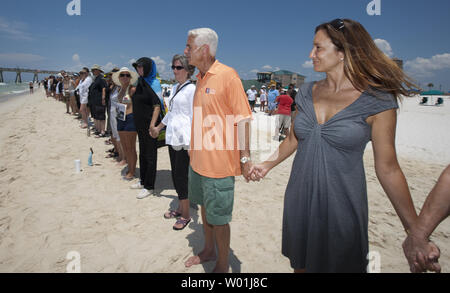 Florida Gouverneur Charlie Crist und seine Frau Carol melden Sie mehrere hundert Menschen, wie sie Pensacola Beach für die Hände über dem Sand Protest in Pensacola Beach, Florida am 26. Juni 2010. Hände über den Sand ist offshore Öl bohren zu protestieren. UPI/Mark Wallheiser Stockfoto