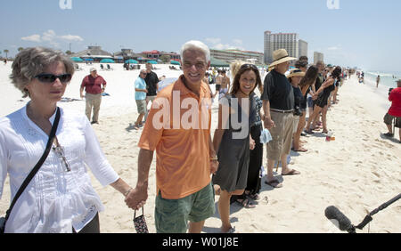 Florida Gouverneur Charlie Crist, (C) und seine Frau Carol melden Sie mehrere hundert Menschen, wie sie Pensacola Beach für die Hände über dem Sand Protest in Pensacola Beach, Florida, 26. Juni 2010. Hände über den Sand ist offshore Öl bohren zu protestieren. UPI/Mark Wallheiser Stockfoto