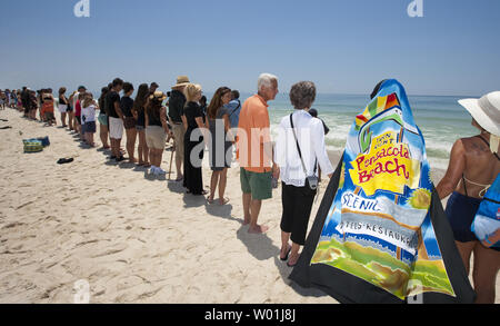 Florida Gouverneur Charlie Crist und seine Frau Carol melden Sie mehrere hundert Menschen, wie sie Pensacola Beach für die Hände über dem Sand Protest in Pensacola Beach, Florida, 26. Juni 2010. Hände über den Sand ist offshore Öl bohren zu protestieren. UPI/Mark Wallheiser Stockfoto