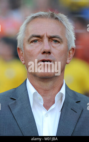 Die Niederlande manager Bert Van Marwijk wathces der FIFA WM-Viertelfinale Spiel das Nelson Mandela Bay Stadion in Port Elizabeth, Südafrika am 2. Juli 2010. Die Niederlande schlagen Brasilien 2-1. UPI/Chris Brunskill Stockfoto