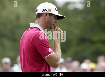 Dustin Johnson steht in der 7. Grün in der zweiten Runde an der PGA Meisterschaft bei Baltusrol Golf Club in Springfield, New Jersey am 29. Juli 2016. Foto von John angelillo/UPI Stockfoto
