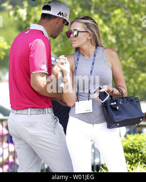 Dustin Johnson steht mit Frau Paulina Gretzky nach seinem Abschluss der zweiten Runde an der PGA Meisterschaft bei Baltusrol Golf Club in Springfield, New Jersey am 29. Juli 2016. Foto von John angelillo/UPI Stockfoto