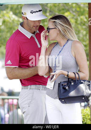 Dustin Johnson steht mit Frau Paulina Gretzky nach seinem Abschluss der zweiten Runde an der PGA Meisterschaft bei Baltusrol Golf Club in Springfield, New Jersey am 29. Juli 2016. Foto von John angelillo/UPI Stockfoto