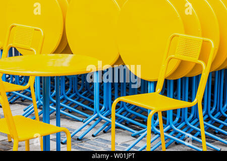 Gelb und Blau Café Stühle und Tische - Saint-Gilles, Brüssel, Belgien. Stockfoto