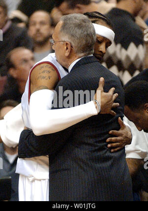 Detroit Pistons Head Coach Larry Brown, rechts, wird von 76ers umarmte guard Allen Iverson vor tipoff an der Wachovia Center in Philadelphia, am 26. November 2003. Braun zurück nach Philadelphia, wo er die 76ers ' vorherige Haupttrainer. (UPI Foto/Jon Adams) Stockfoto