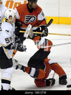 Der pinguine Drake Berehowsky (55) nimmt den Flyer "Jeremy Roenick (97) Aus seinen Füßen wie Philadelphia Pittsburgh an der Wachovia Center in Philadelphia, Hosts, am 3. Dezember 2003. (UPI Foto/Jon AdamsI) Stockfoto