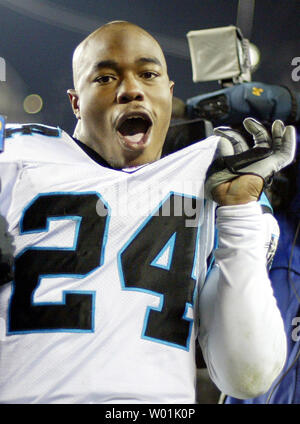 PHI 2004011822 - Philadelphia, Pennsylvania, USA, JAN. 18 (UPI) - Carolina Panthers Ecke Ricky Manning Jr. feiert nach der Carolina Panthers besiegten die Philadelphia Eagles 14-3 Lincoln am finanziellen Park auf der am 18. Januar 2004. JA/John ANGELILLO UPI Stockfoto