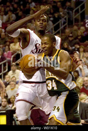 Die 76ers' Samuel Dalembert (1) Drücke die Supersonics" Ray Allen (34) unter dem Netz als Philadelphia Seattle an einem Nachmittag Spiel im Wachovia Center in Philadelphia, Hosts, am 19. Januar 2003. (UPI FOTO/Jon Adams) Stockfoto